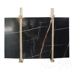 Sahara Noir gepolijste marmeren plaat 2 cm