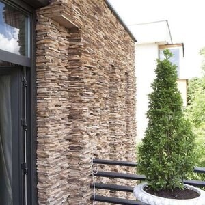 Ardoise brun rouille 3D Strips | Pierre décorative pour bardage vertical, extérieur-intérieur (10-12/palette)
