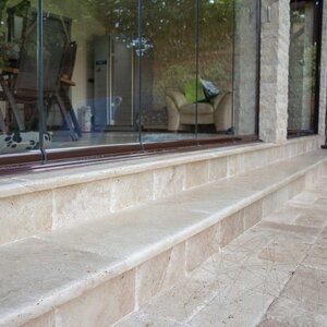 Travertin Classic Cross Cut brossé + Bullnose 1 L, 61 x 30.5 x 3 cm, escaliers et margelles de piscine