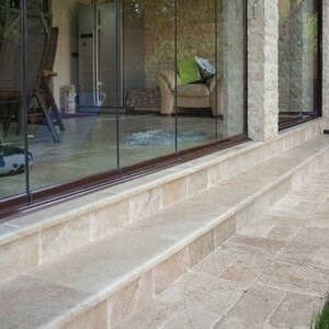 Travertin Classic Cross Cut brossé + Bullnose 1 L, 61 x 30.5 x 3 cm, escaliers et margelles de piscine