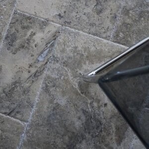 Opus Romain Travertin Silver Cross Cut geborsteld en gebeiteld 1,2 cm