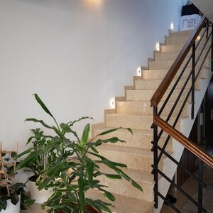Escalier en marbre poli Crema Royal, chanfrein 1 L, 120 x 33 x 3 cm