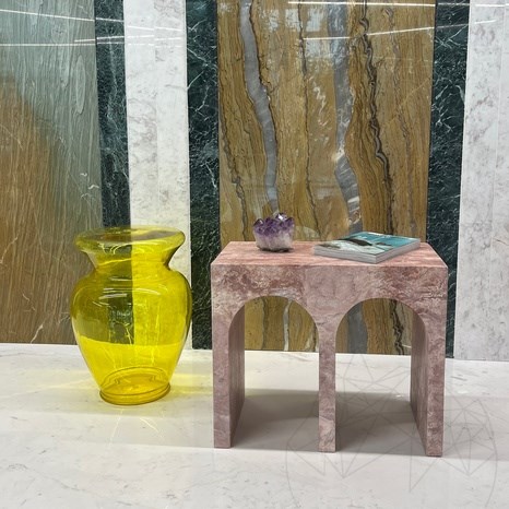 Table basse Archy en travertin rouge opium