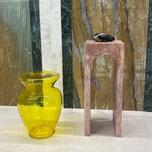 Kleine Archy console in opiumrode travertijn