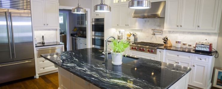 Utilisez des comptoirs de couleur foncée pour un projet de décoration de cuisine élégant