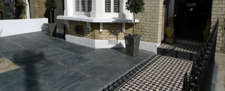 Projet de décoration de terrasse en ardoise noire et ardoise brun rouille